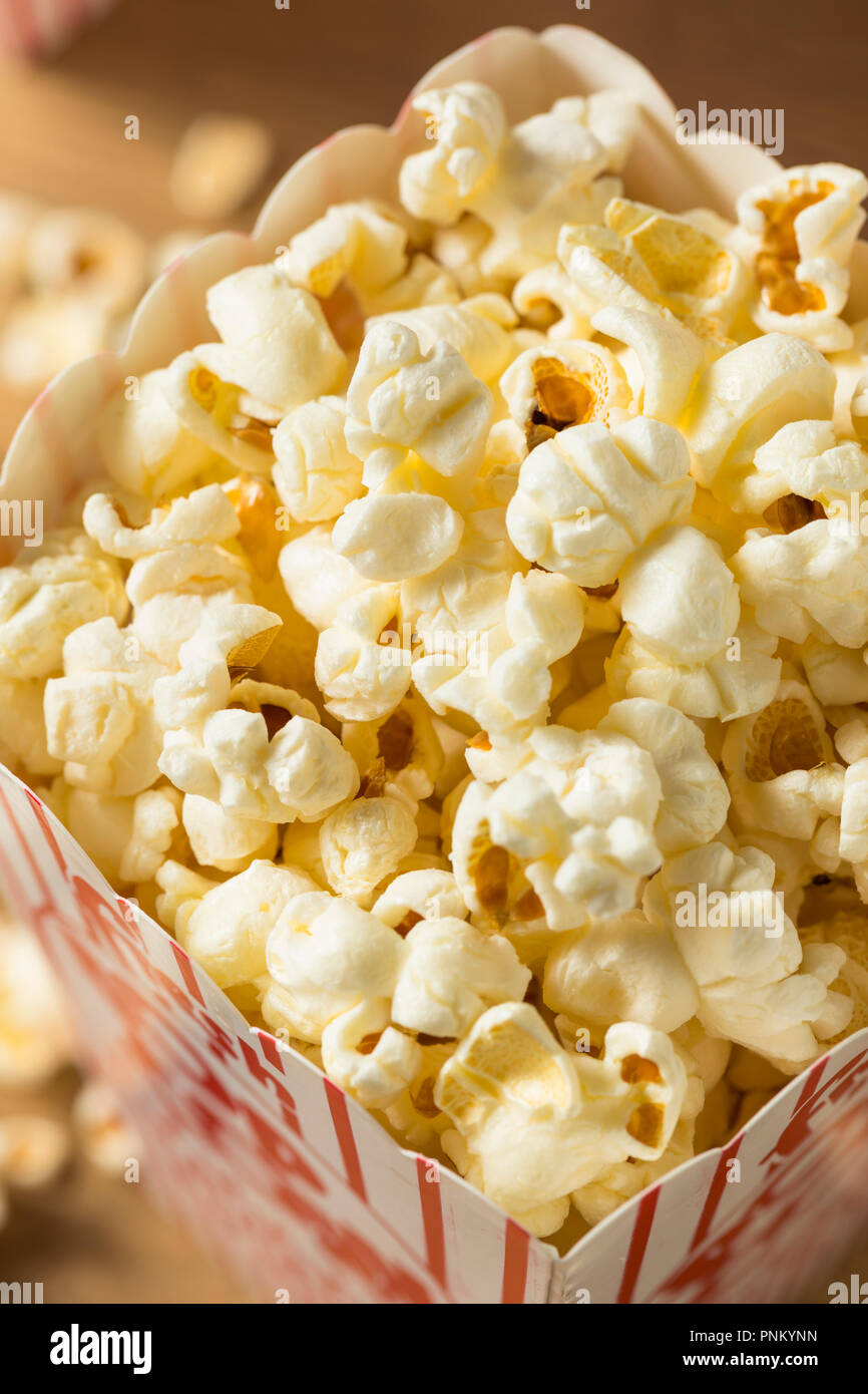 Cinéma Popcorn au Beurre classique avec du sel dans un sac Banque D'Images