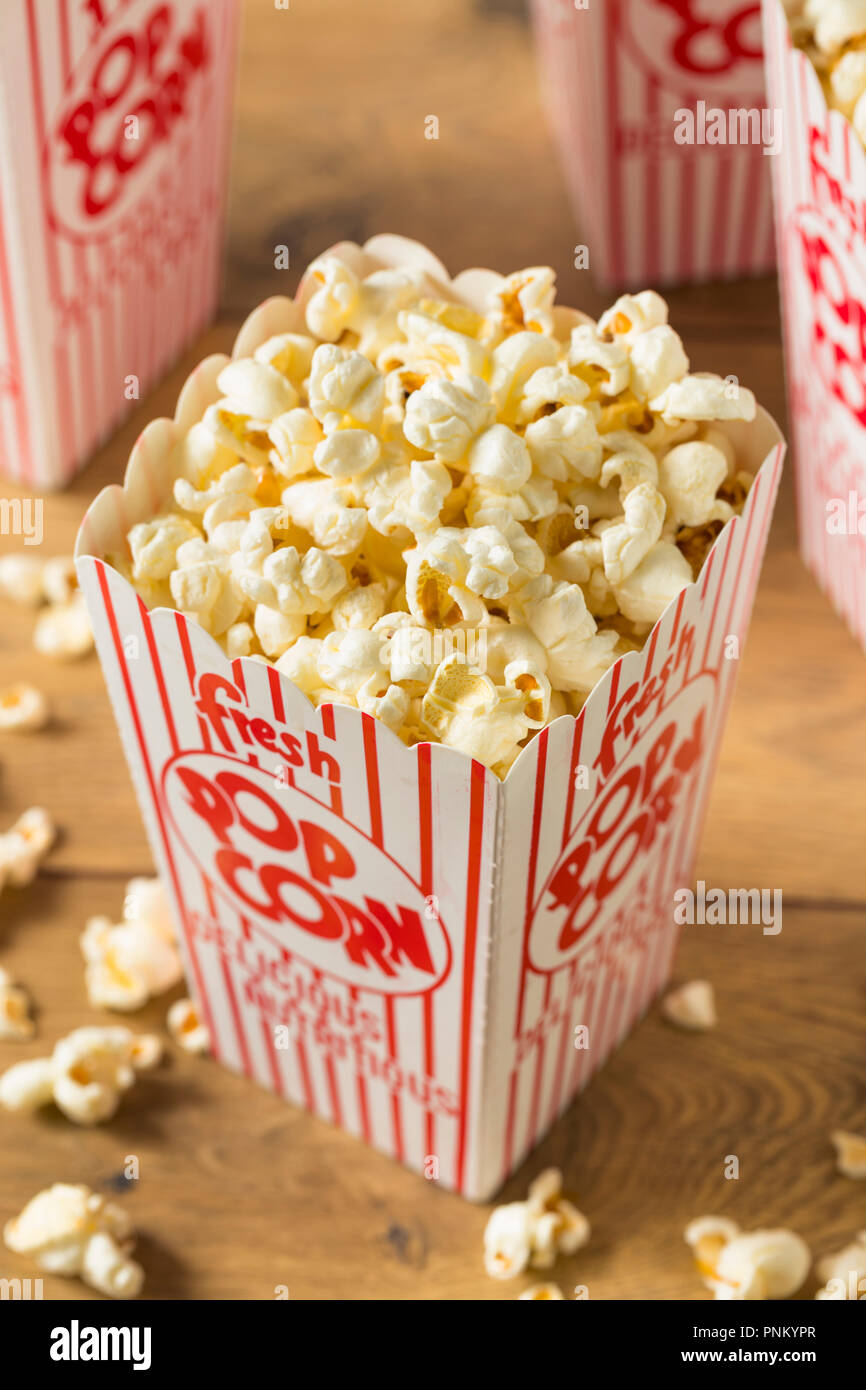 Cinéma Popcorn au Beurre classique avec du sel dans un sac Photo Stock -  Alamy