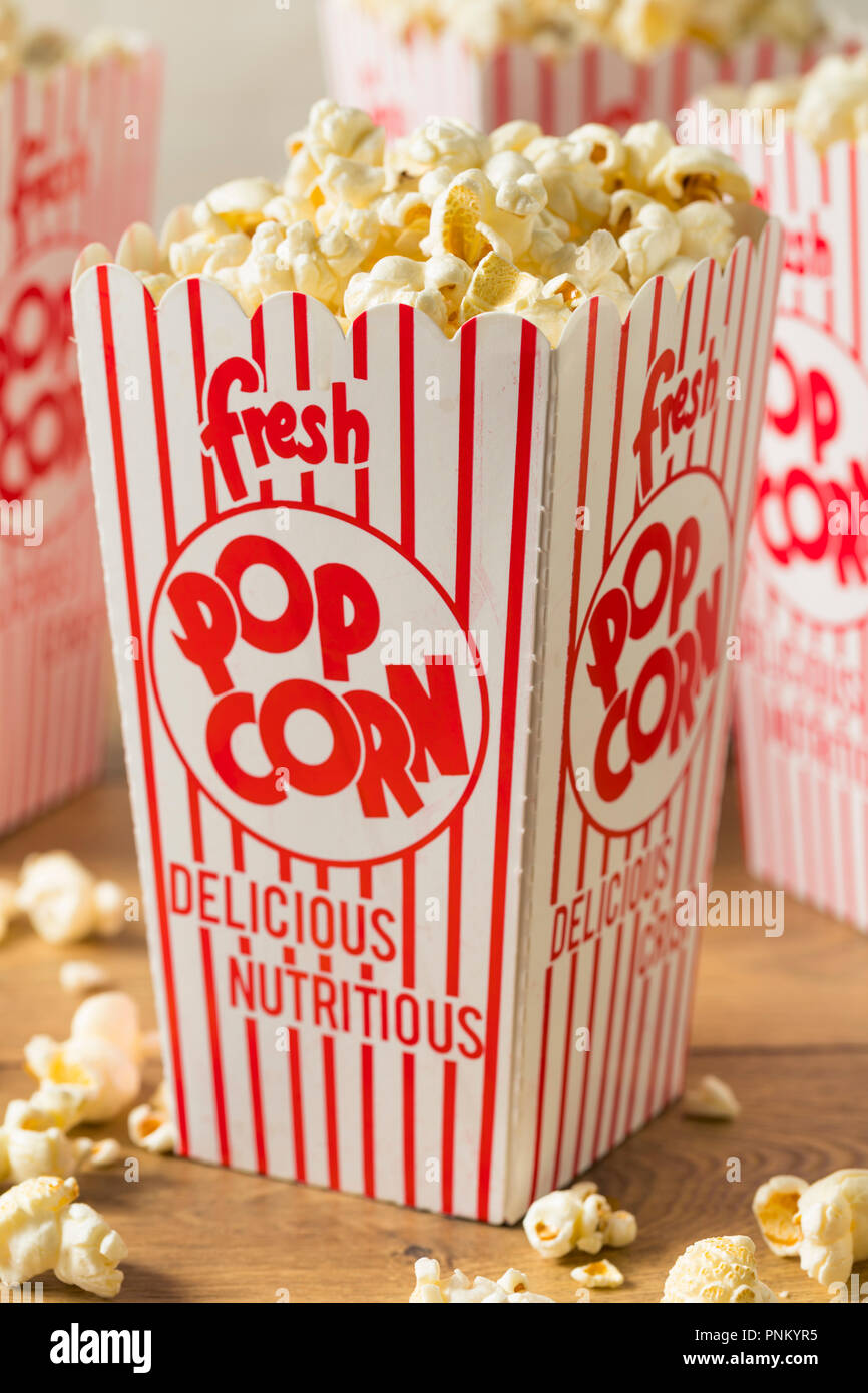 Cinéma Popcorn au Beurre classique avec du sel dans un sac Banque D'Images