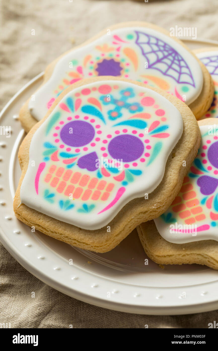 Crâne en sucre mexicain des cookies pour Dia De Los Muertos Banque D'Images