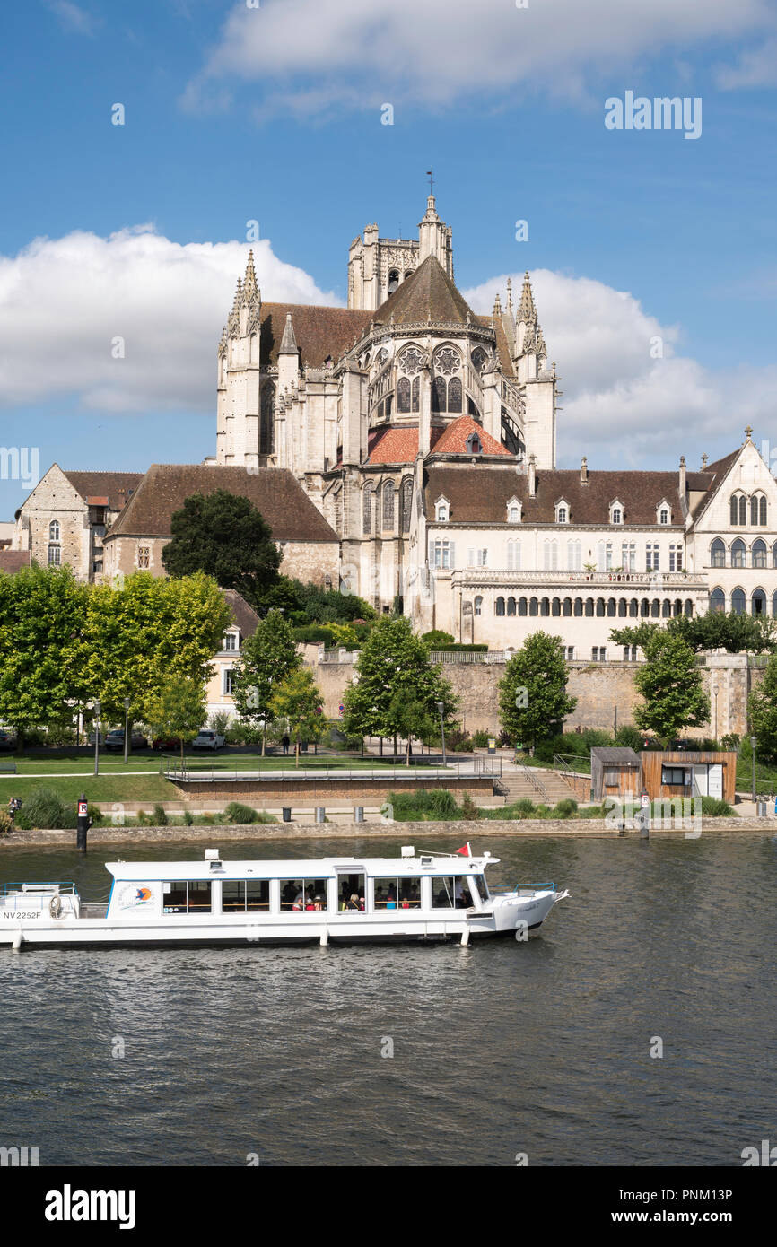 Un bateau de plaisance ou bateau touristique passe devant la Cathédrale Saint-Étienne, Auxerre, Bourgogne, France, Europe Banque D'Images