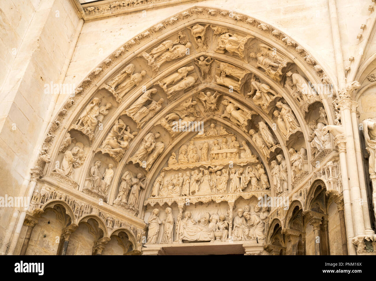 auxerre-cathedral-portal-banque-de-photographies-et-d-images-haute