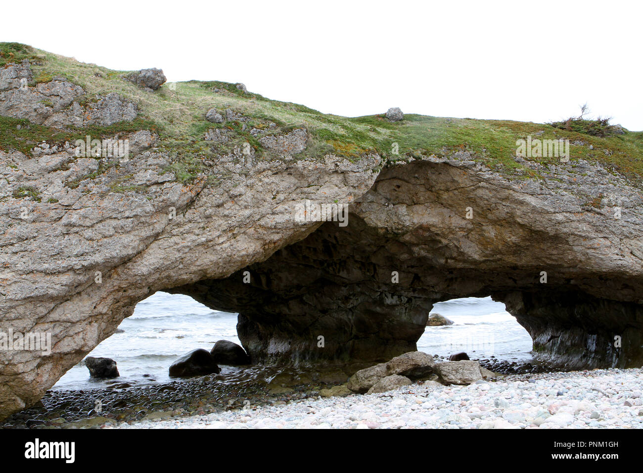 Arches Provincial Park, Portland Creek, à Terre-Neuve, un rocher naturel archway créé par l'action des marées Banque D'Images