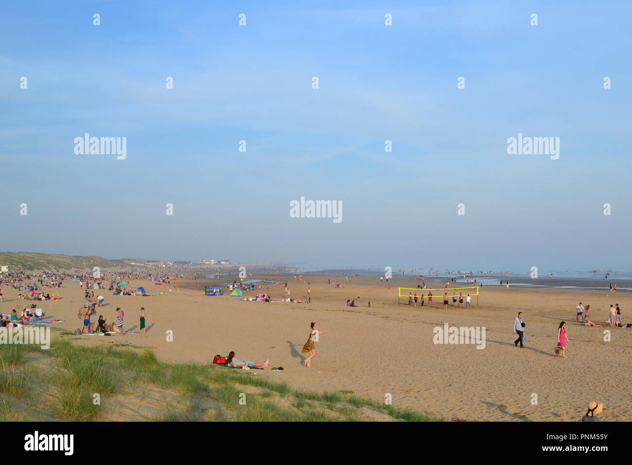 Camber Sands, carrossage, près de Rye, East Sussex, Angleterre, Royaume-Uni, la fin de l'été, en fin d'après-midi. Maison de vacances banque Août Banque D'Images
