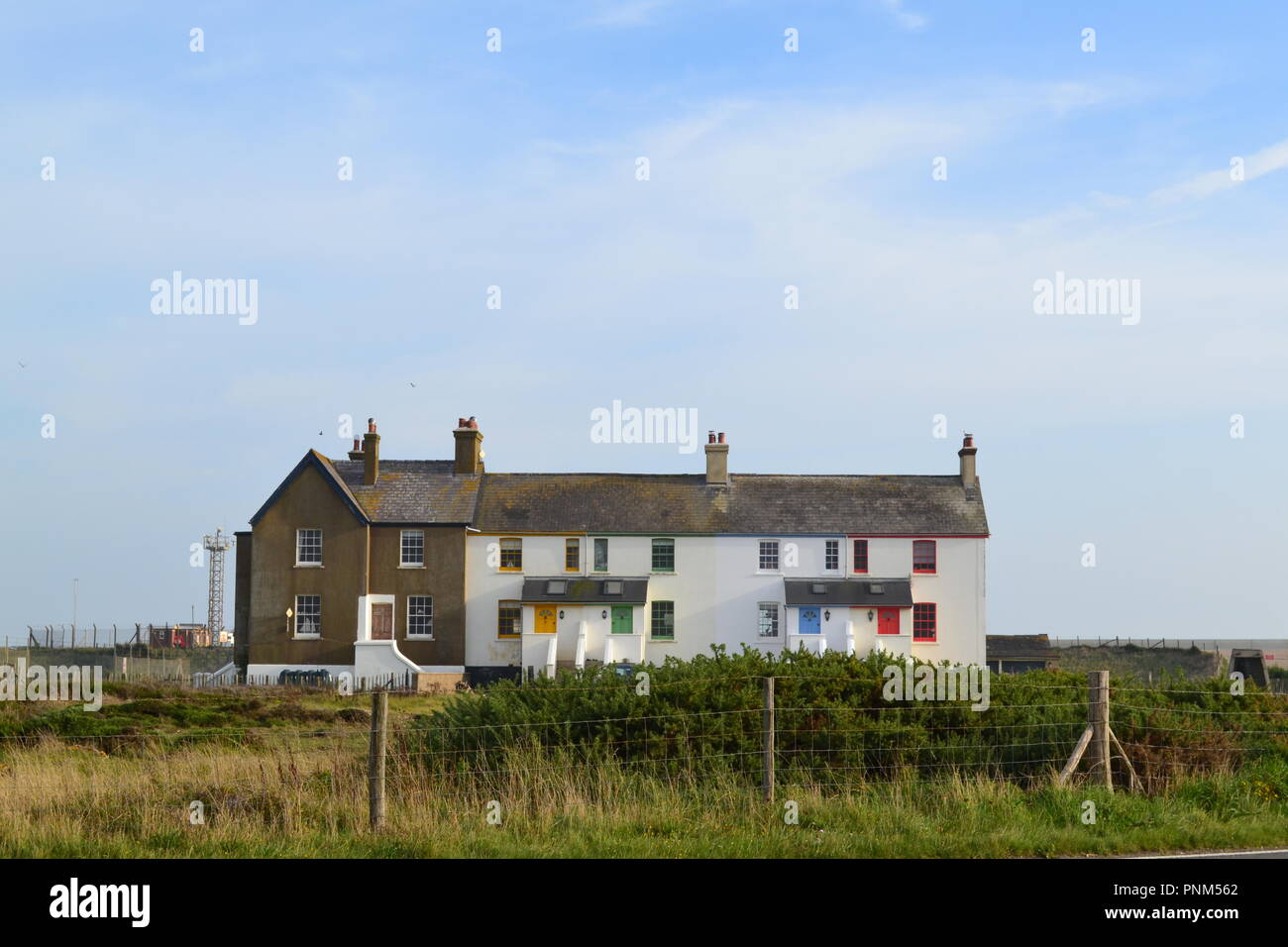 Coastguard cottages et maisons de l'agriculteur à Camber, East Sussex, Angleterre, RU près de Kent à la fin de la frontière sur une journée d'été Banque D'Images