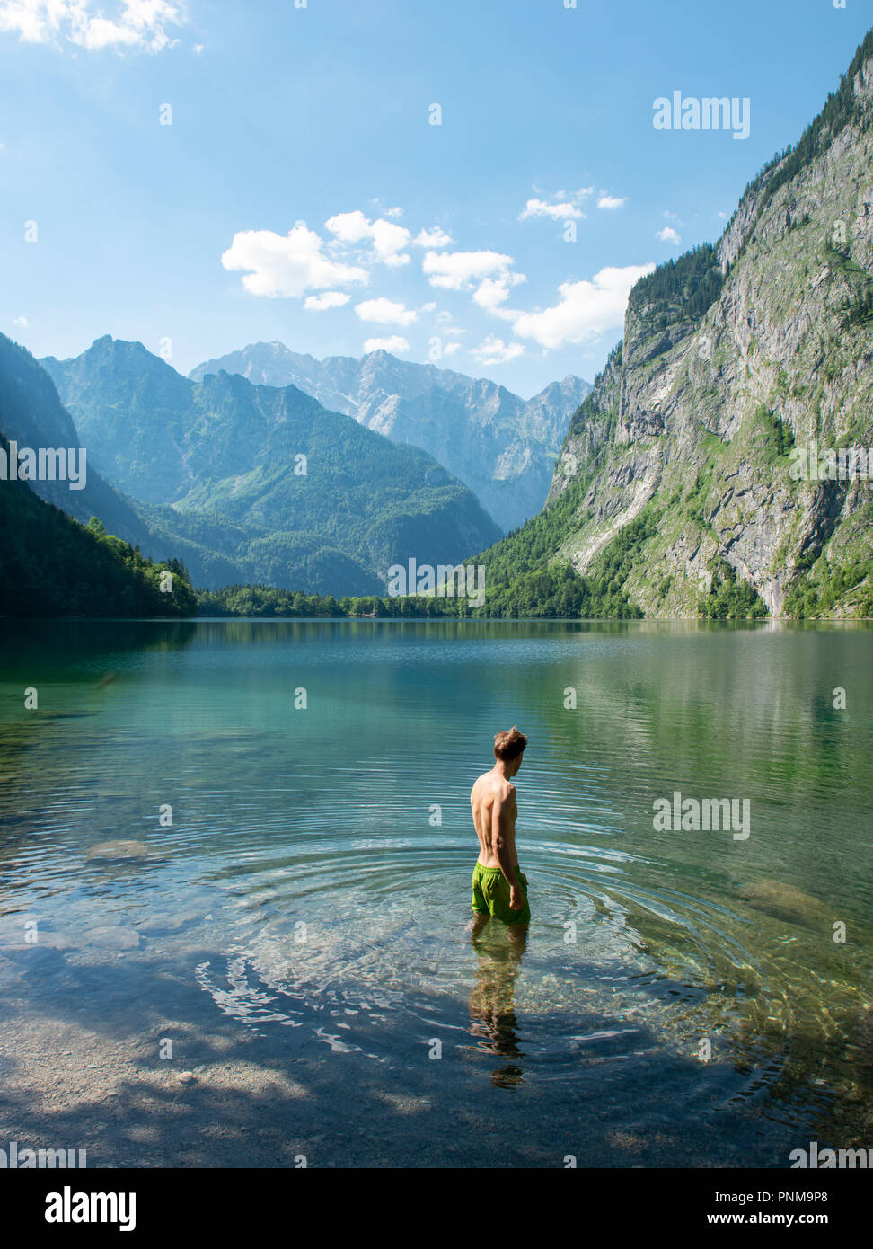 Jeune homme se baigne dans le lac Obersee, derrière, Watzmannmassiv Salet am Königssee, le parc national de Berchtesgaden, Berchtesgadener Land Banque D'Images