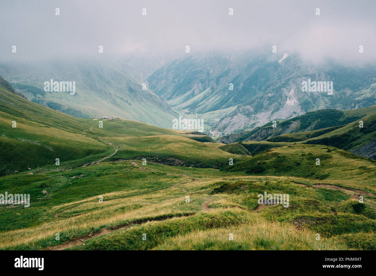 Paysage alpin, le brouillard, le trekking autour du Mont Blanc, le col de montagne sur la façon de les Chapieux Banque D'Images