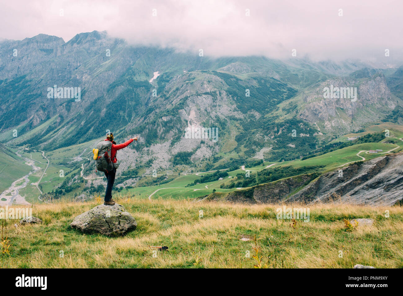 Femme avec un sac à dos, à la recherche sur la vallée. Randonnées autour du Mont Blanc, France, Alpes Banque D'Images