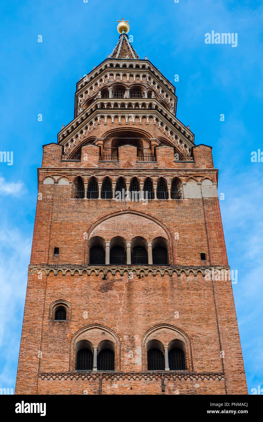 Clocher de la cathédrale de Crémone - le plus haut du monde clocher, construit de briques : elle atteint une hauteur de 112,1 mètres. Banque D'Images