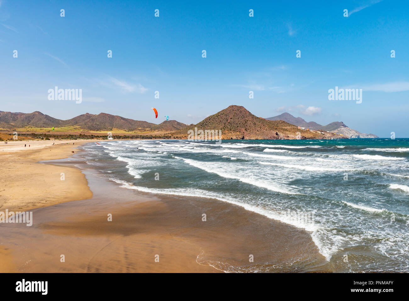 Long, plat, plage de sable par la mer, Playa de los Genoveses, parc national de Cabo de Gata-Nijar, Almería, Espagne Banque D'Images