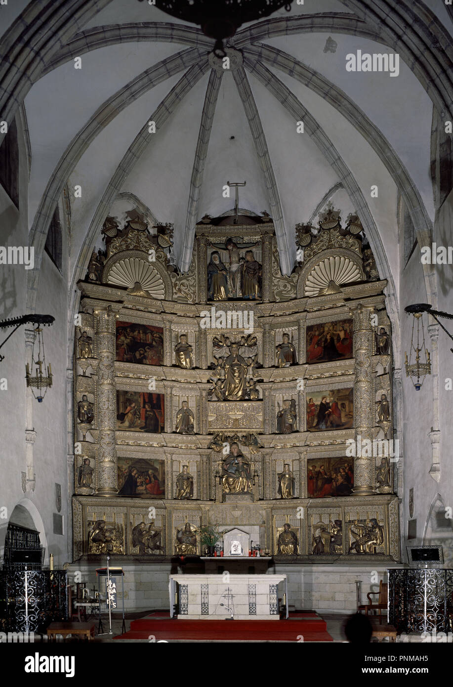 RETABLO MAYOR DE LA IGLESIA DE SANTA MARIA DEL PLAZA DE LLANES - SIGLO XVI - PLATERESCO. Lieu : EGLISE DE SANTA MARIA DEL Plaza. Llanes. Les Asturies. L'ESPAGNE. Banque D'Images