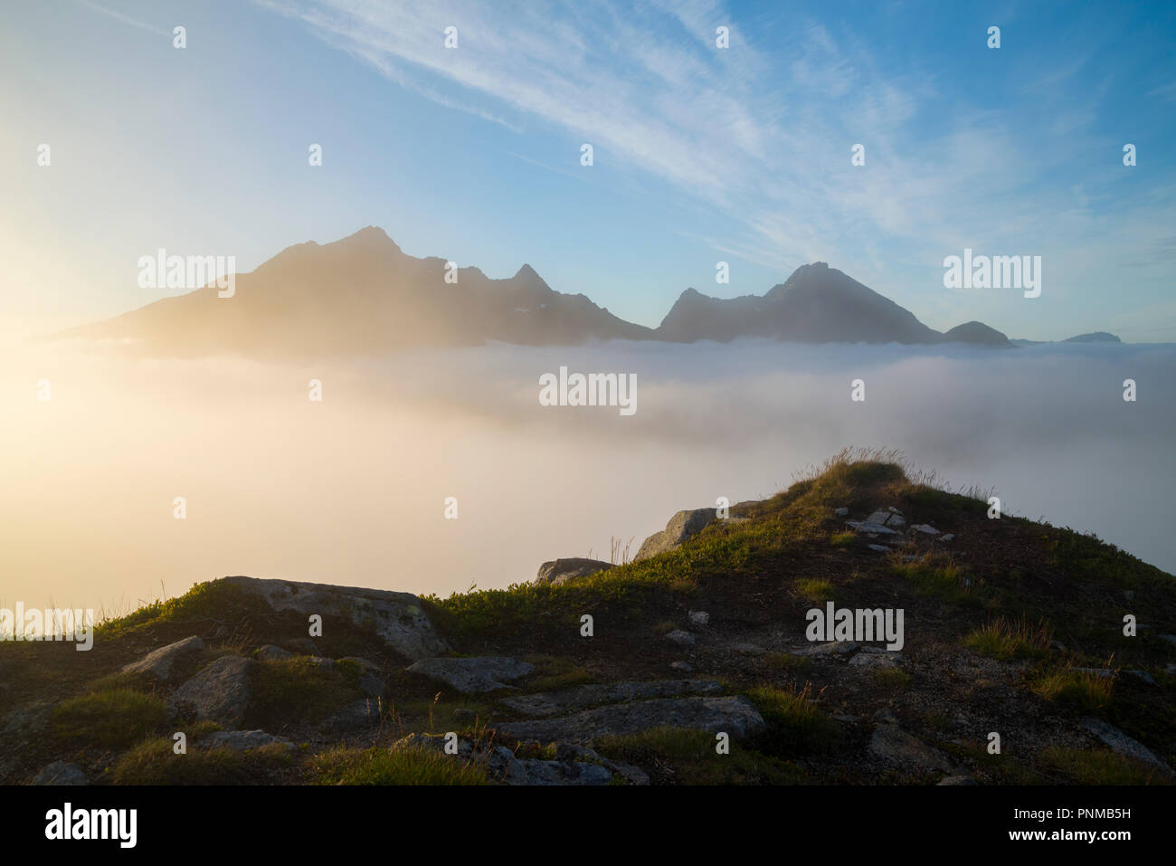 Montagnes, îles Lofoten, Norvège Banque D'Images