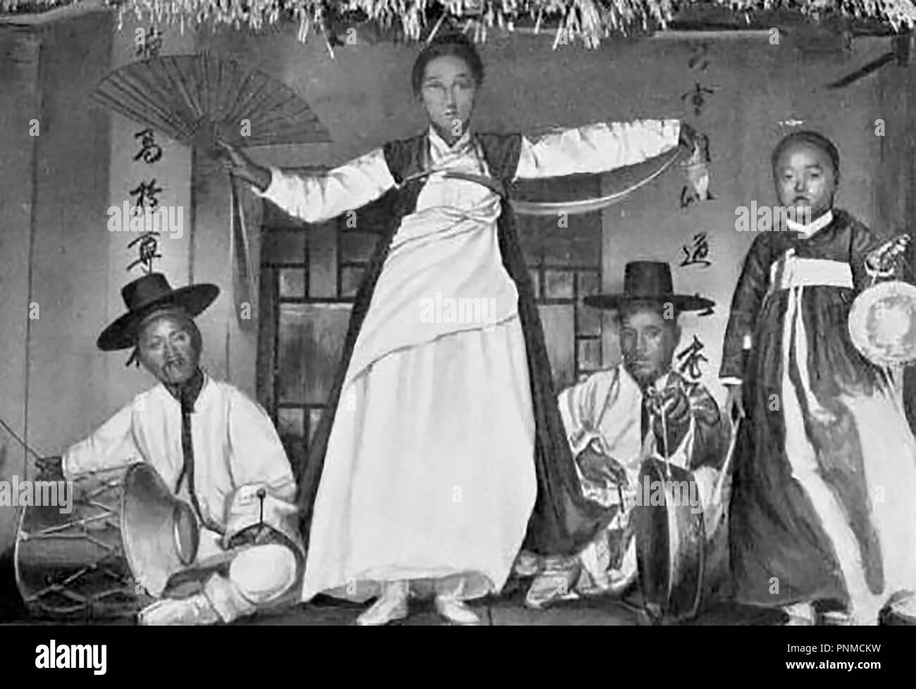 Corée 1904, une vue d'un magicien et des artistes à un country fair Banque D'Images