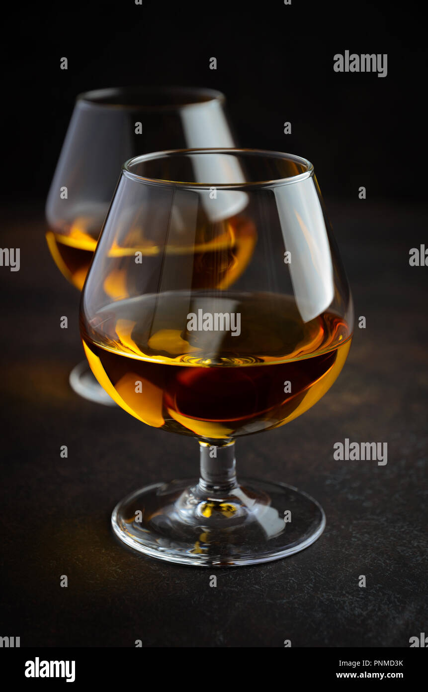 Verre de brandy ou de cognac sur fond sombre Selective focus Banque D'Images