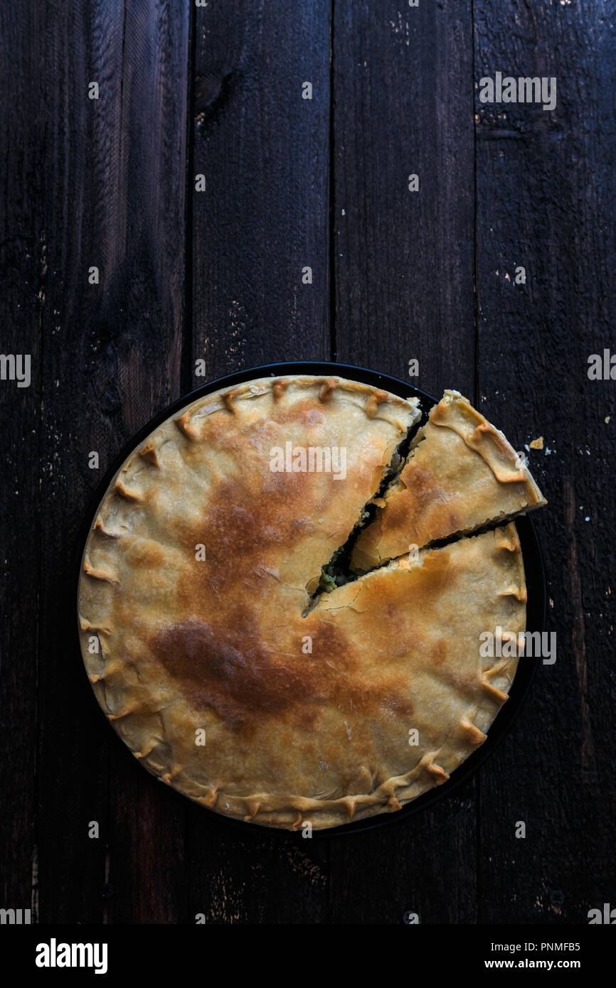 Spanakopita Tarte grecque avec épinards et fromage, vue du dessus, copiez l'espace. Banque D'Images