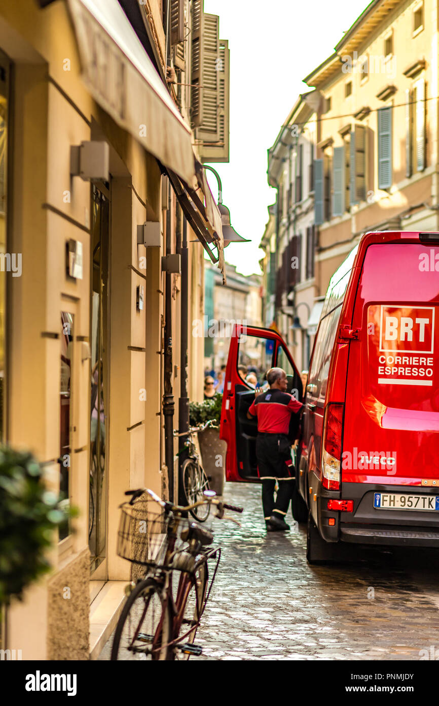 RAVENNA, ITALIE - Le 19 septembre 2018 : la lumière éclairant le logo BRT sur red van alors que pilote est d'entrer dans le centre historique de Ravenne Banque D'Images