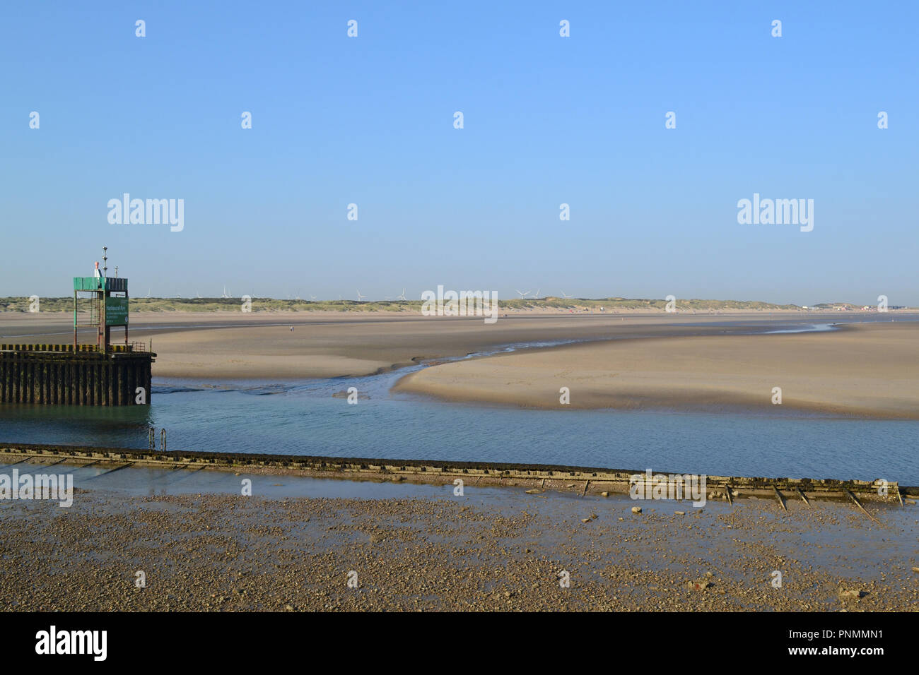 À l'est à Camber Sands à marée basse de Rye Harbour mole, East Sussex, Angleterre, Royaume-Uni, la fin un jour d'été Banque D'Images