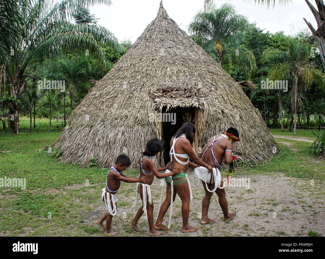 Famille indigènes dans la région amazonienne du Venezuela l'exécution d'une danse traditionnelle. Banque D'Images