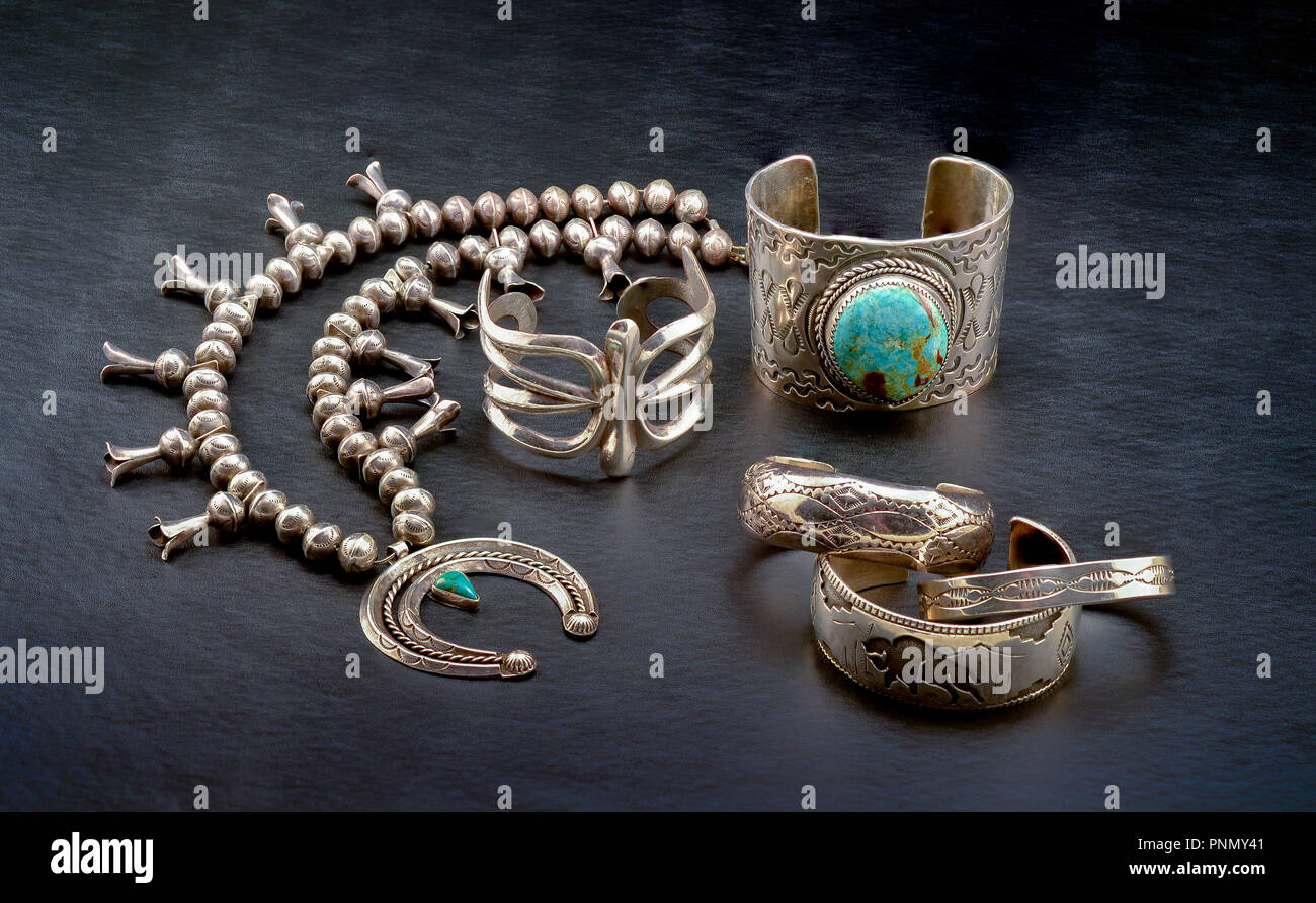 Une collection de bijoux en argent américain indigène. Squash Blossom collier, bracelet manchette avec de grandes pierres turquoise, et trois petits bracelets. Banque D'Images