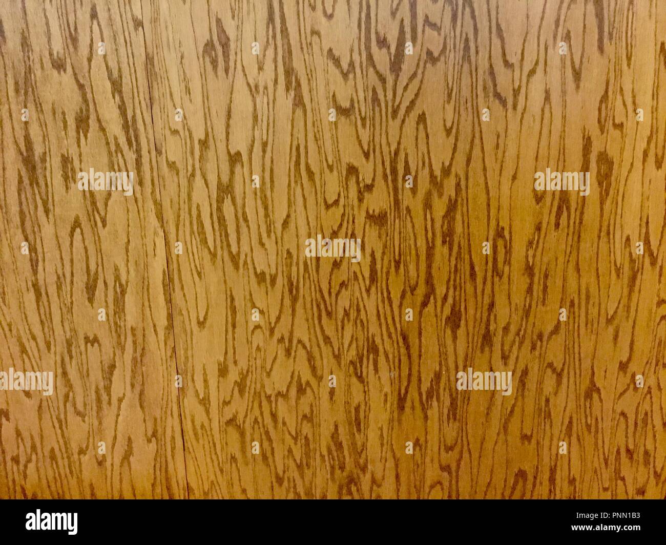 Mur en bois avec finition polie montrant du grain du bois. Banque D'Images