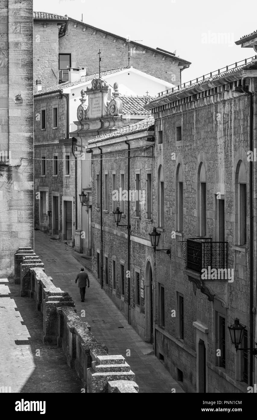 République de Saint-Marin - Le centre historique en pierre de la minuscule de l'état de charme situé dans la péninsule italienne. Ici au cours d'une revisitation médiévale. Banque D'Images