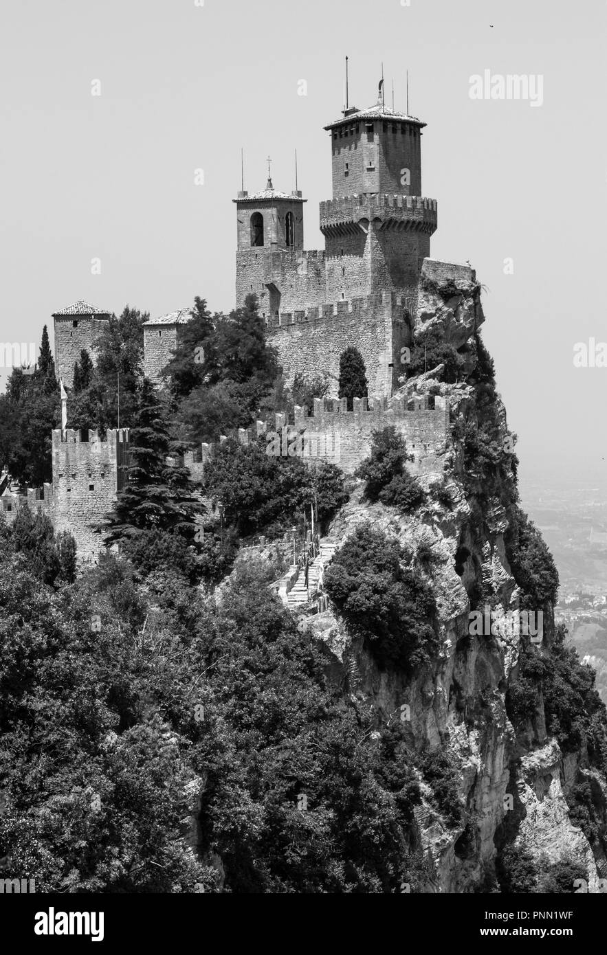 République de Saint-Marin - Le centre historique en pierre de la minuscule de l'état de charme situé dans la péninsule italienne. Ici au cours d'une revisitation médiévale. Banque D'Images