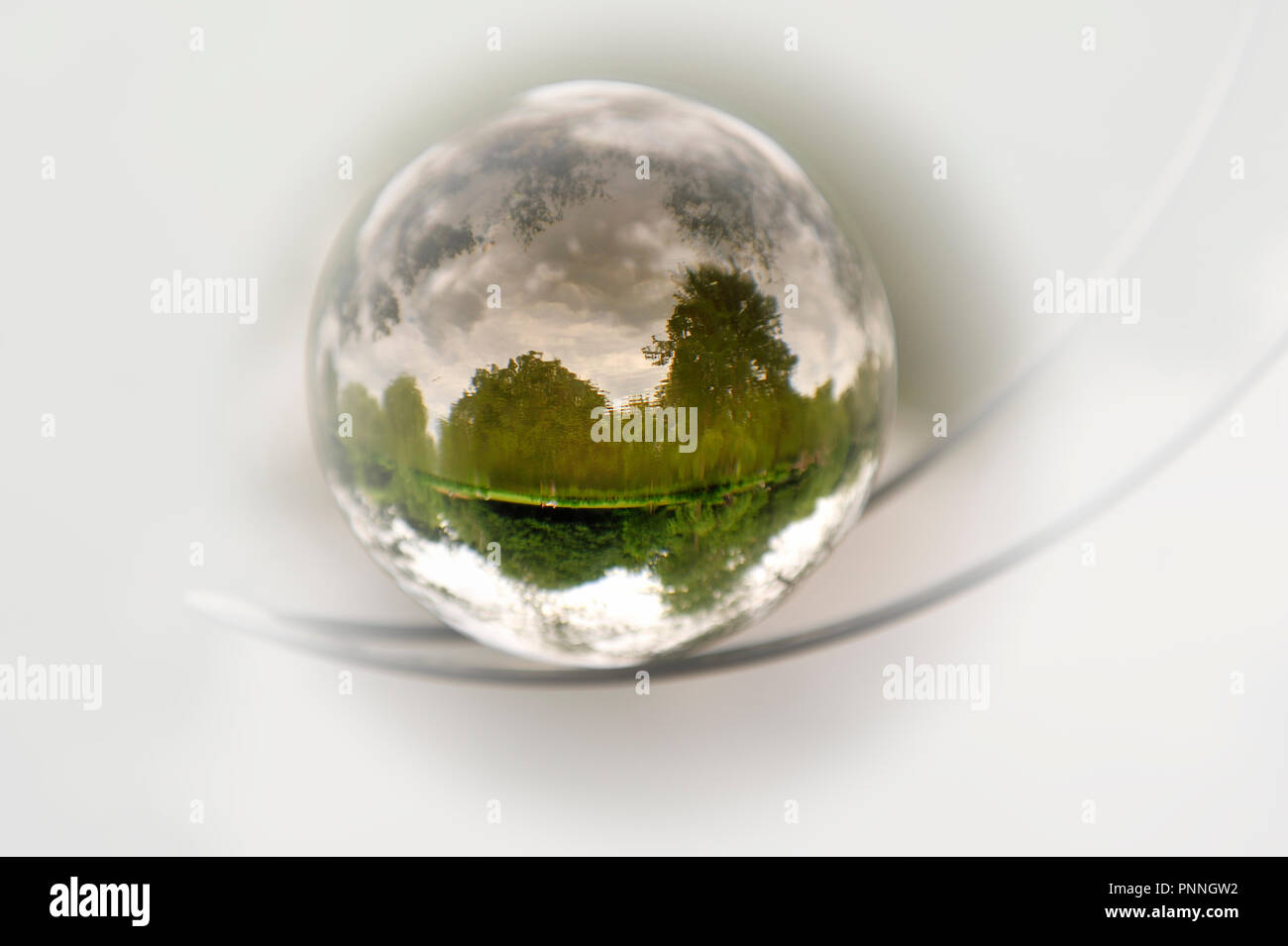 Grandes boules de verre flottant dans le prix.Große Glas Kugel Boule, die in den Raum schwimmt. Banque D'Images