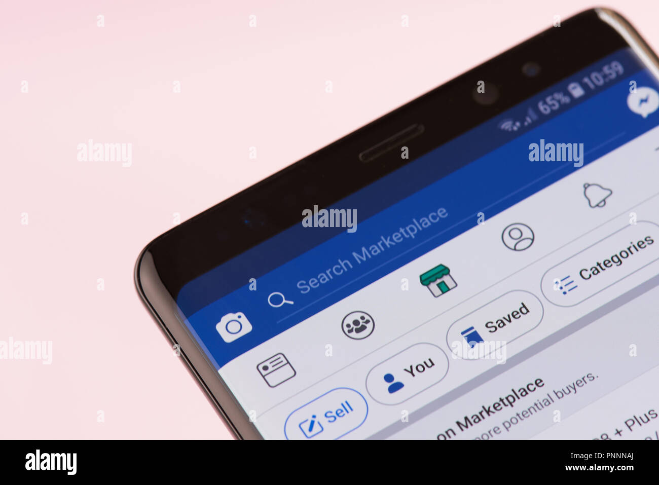 New York, USA - 21 septembre 2018 : Facebook marché rechercher bar sur fond de l'écran du smartphone vue rapprochée Banque D'Images