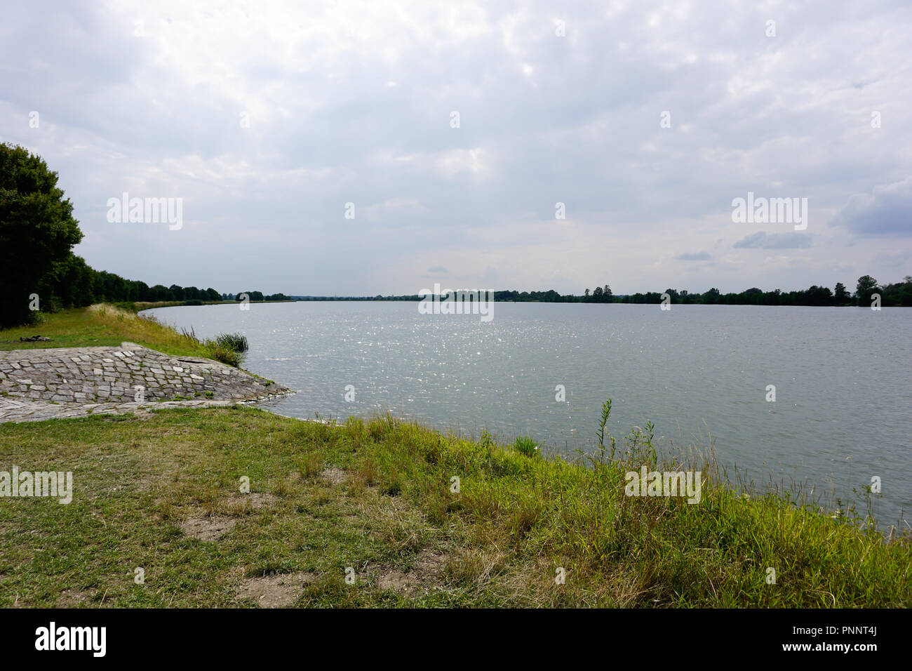 Le Danube est le deuxième fleuve le plus long d'Europe et s'écoule à  travers 10 pays sur son voyage de la source dans la Forêt-Noire à la mer  Noire Photo Stock -