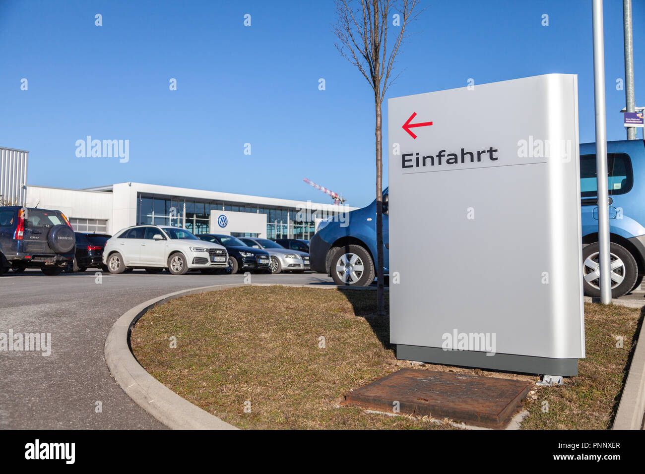 FUERTH / ALLEMAGNE - 25 février 2018 : Einfahrt panneau près d'un concessionnaire automobile Volkswagen. Einfahrt signifie l'entrée. Volkswagen est une marque allemande fondée sur 28 Banque D'Images