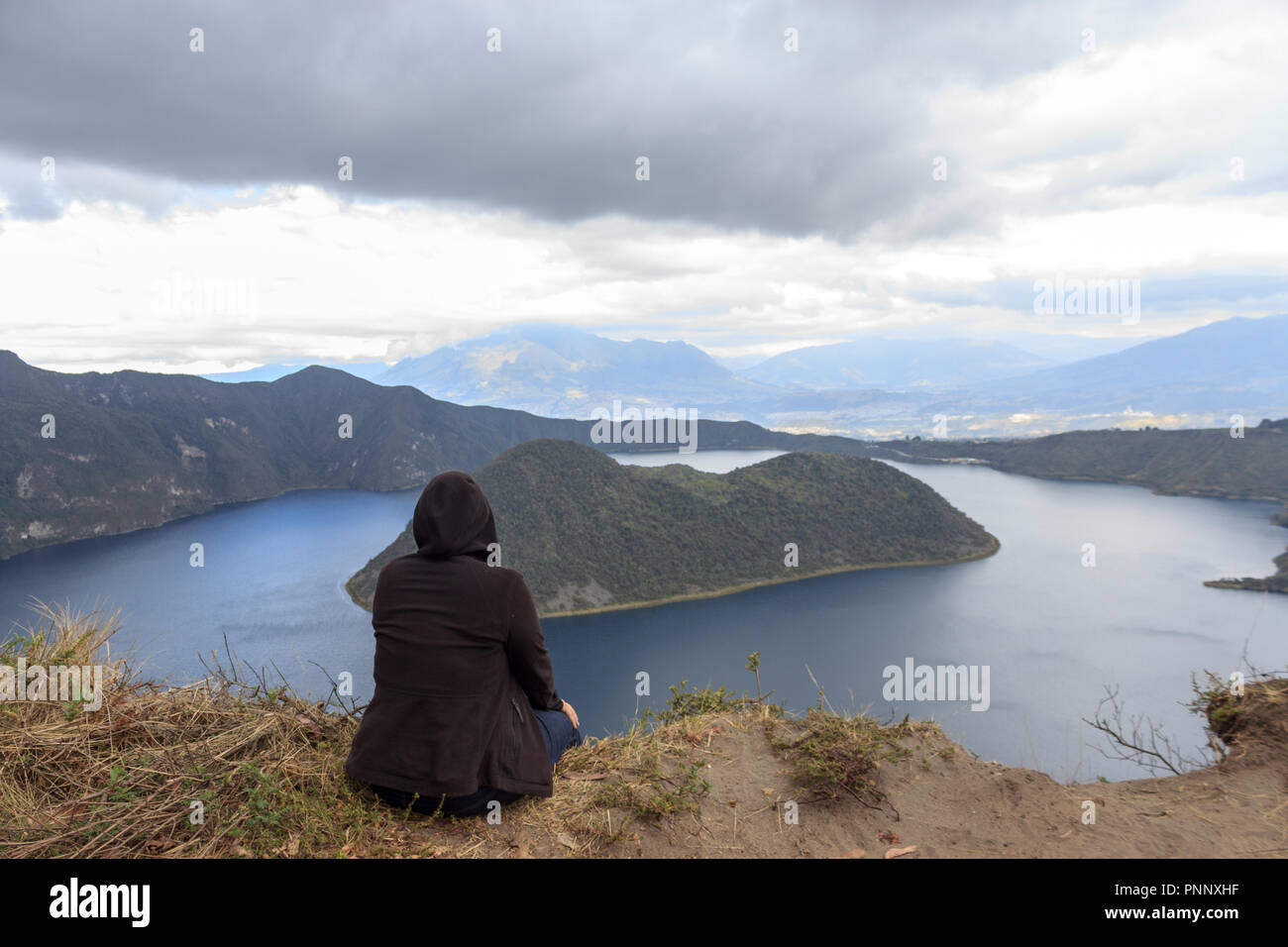 Vue sur le tourisme au lac Cuicocha vulcano près d'Otavalo, équateur Banque D'Images