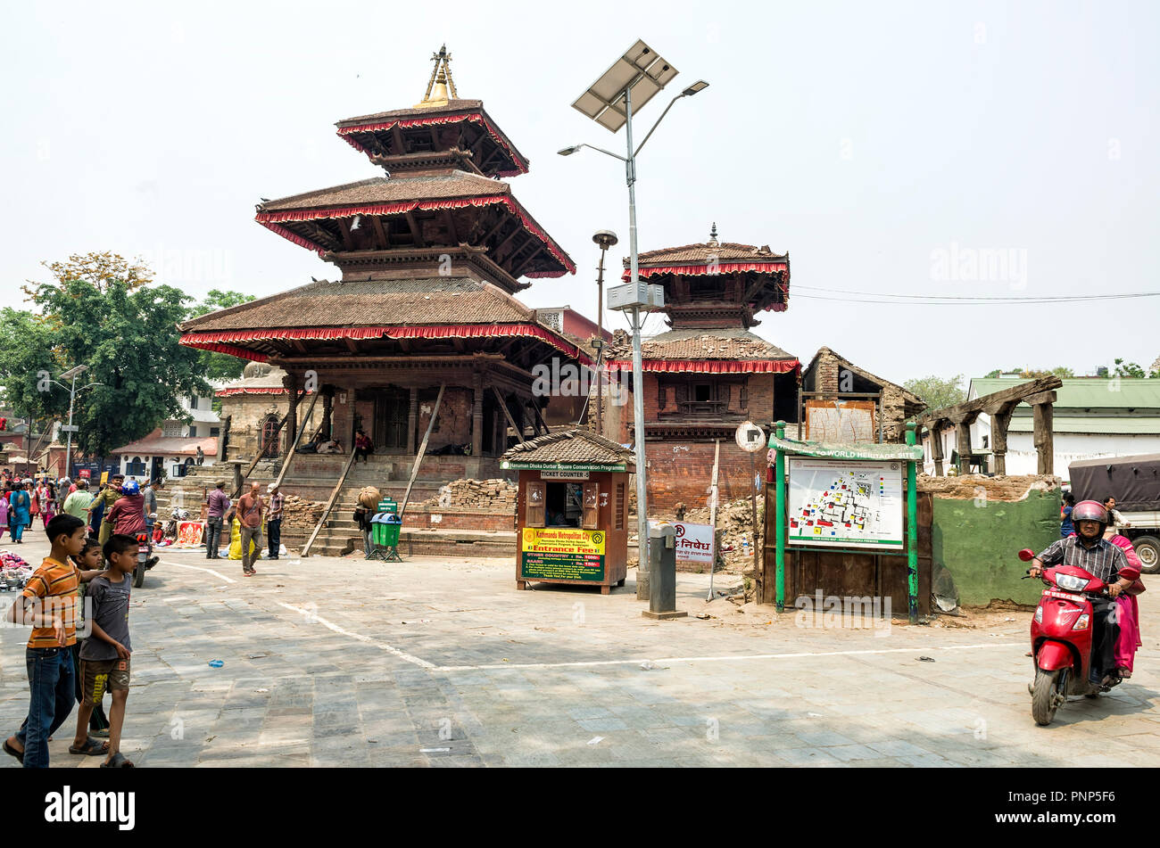 Katmandou, Népal - 16 Avril 2016 : Marché Asan Tole avec les travailleurs, et les touristes locaux, Indra Chowk, Katmandou au Népal. - Indra Chok est l'un des EC Banque D'Images