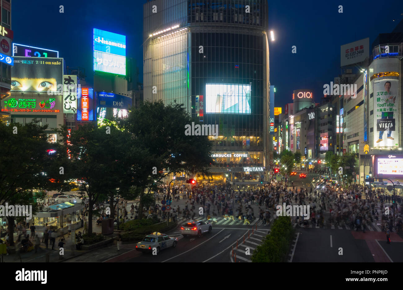 L'animation de Shibuya scramble crossing (croisement de Shibuya), réputé pour être le plus achalandé en concordance le monde. Shibuya, Tokyo, Japon. Banque D'Images