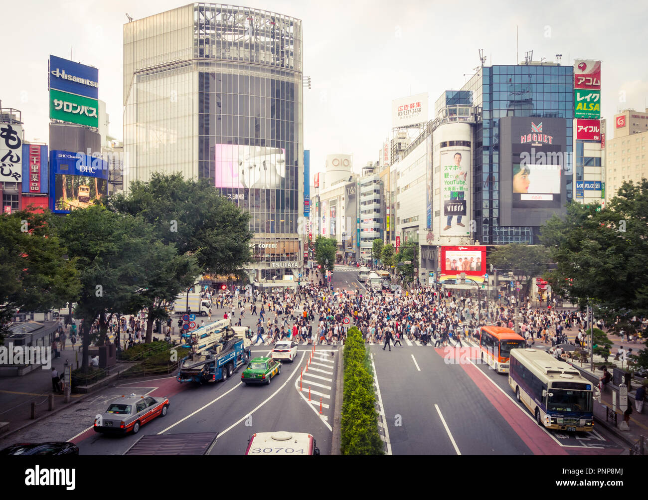 L'animation de Shibuya scramble crossing (croisement de Shibuya), réputé pour être le plus achalandé en concordance le monde. Shibuya, Tokyo, Japon. Banque D'Images