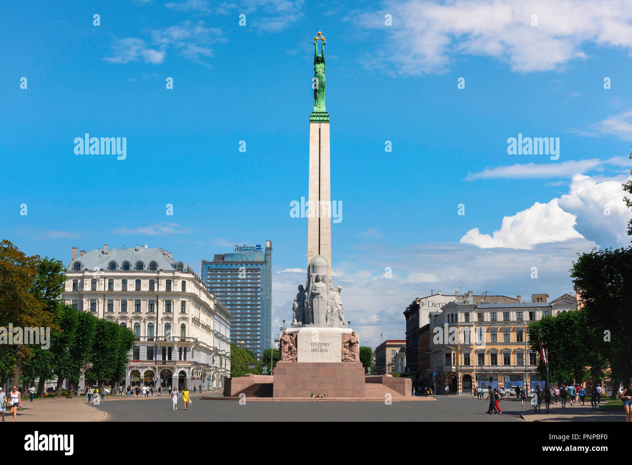 Riga Monument de la liberté, vue du Monument de la Liberté (1935) avec une statue représentant la liberté située en haut de sa colonne, centre-ville de Riga, Lettonie. Banque D'Images