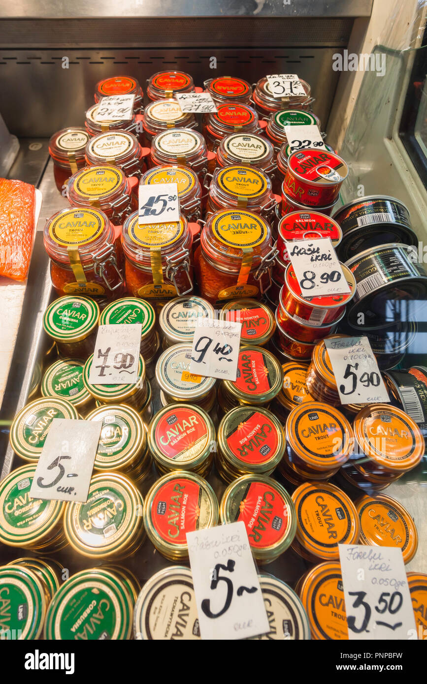 Poisson en conserve, exposition d'une variété de poissons en conserve et de bocaux de caviar letton à l'intérieur du marché central de Riga, Lettonie. Banque D'Images