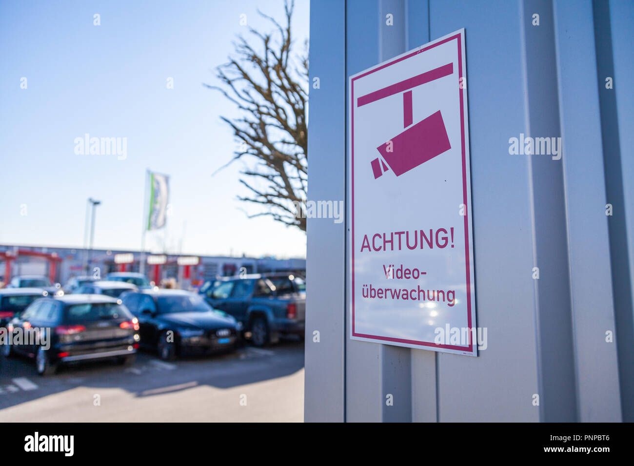 L'allemand signe caméra à proximité d'une aire de stationnement. Achtung, Kameraueberwachung signifie Attention, Caméra surveillance. Banque D'Images