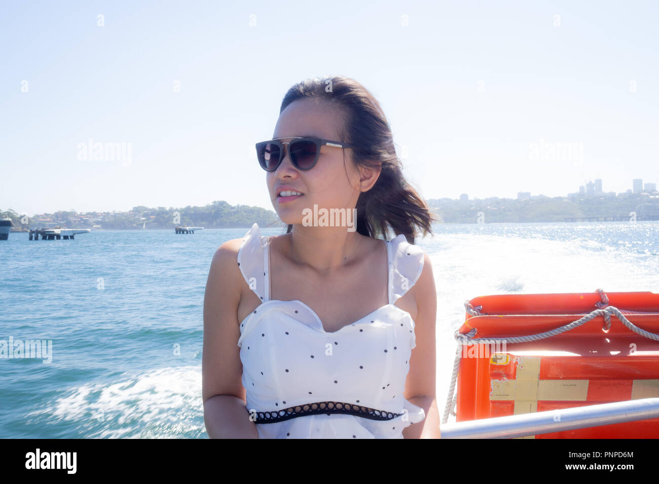 1 avril 2018 : Sydney, Australie : Jeune femme sur le ferry de Circular Quay sur un jour bleu clair Banque D'Images