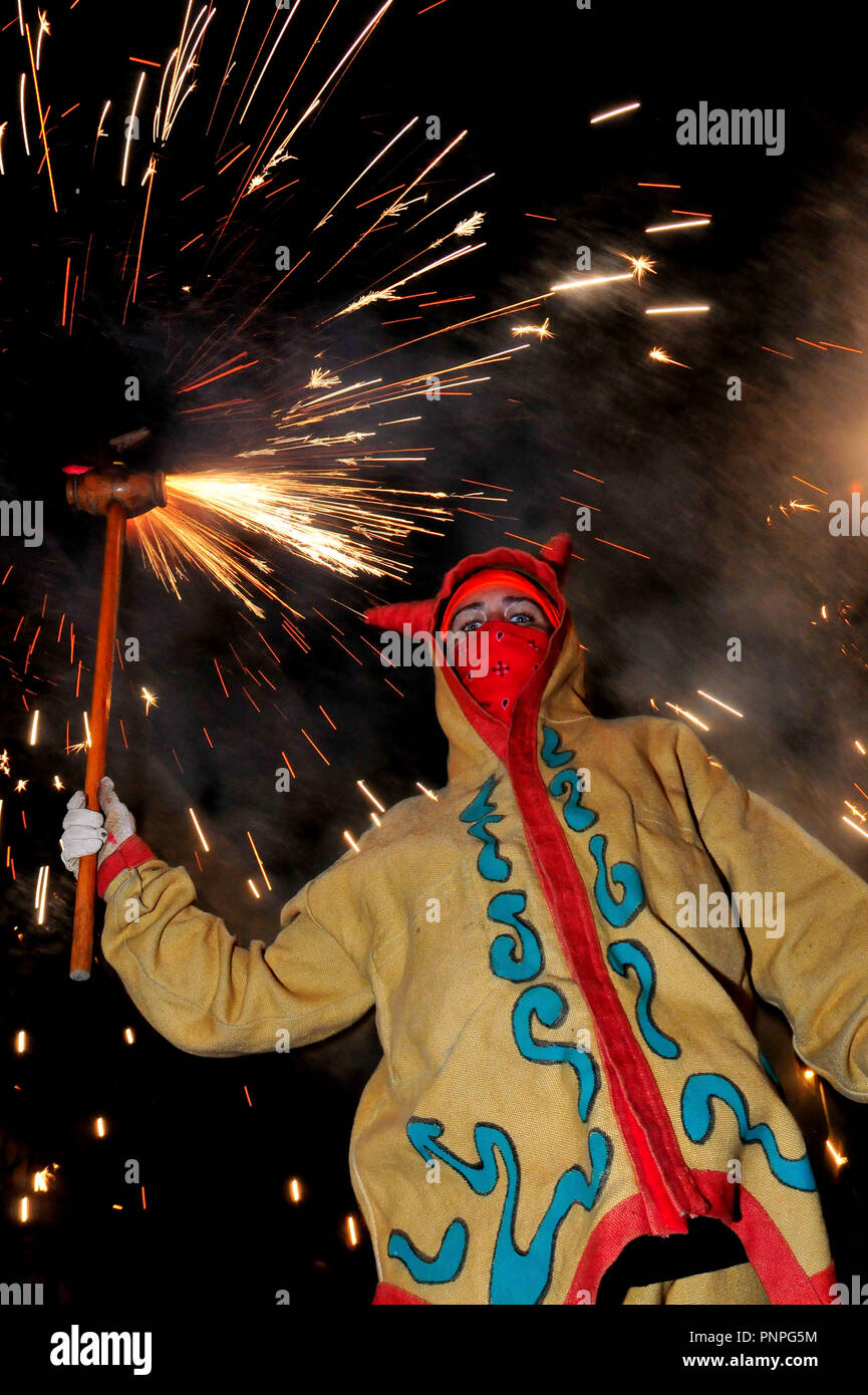 Barcelone, Espagne. Sep 21, 2018. Vu un homme tenant un bâton de feu pyrotechnique (Fire-Runs au cours de l'Correfocs) Maison de vacances traditionnelle catalane et célébrations à Esplugues de Llobregat. La performance est réalisée tous les ans comme les gens s'habillent comme des diables et des '' 'fireworks' dans la rue en dansant au rythme de la musique entouré par les spectateurs. Credit : Ramon Costa/SOPA Images/ZUMA/Alamy Fil Live News Banque D'Images