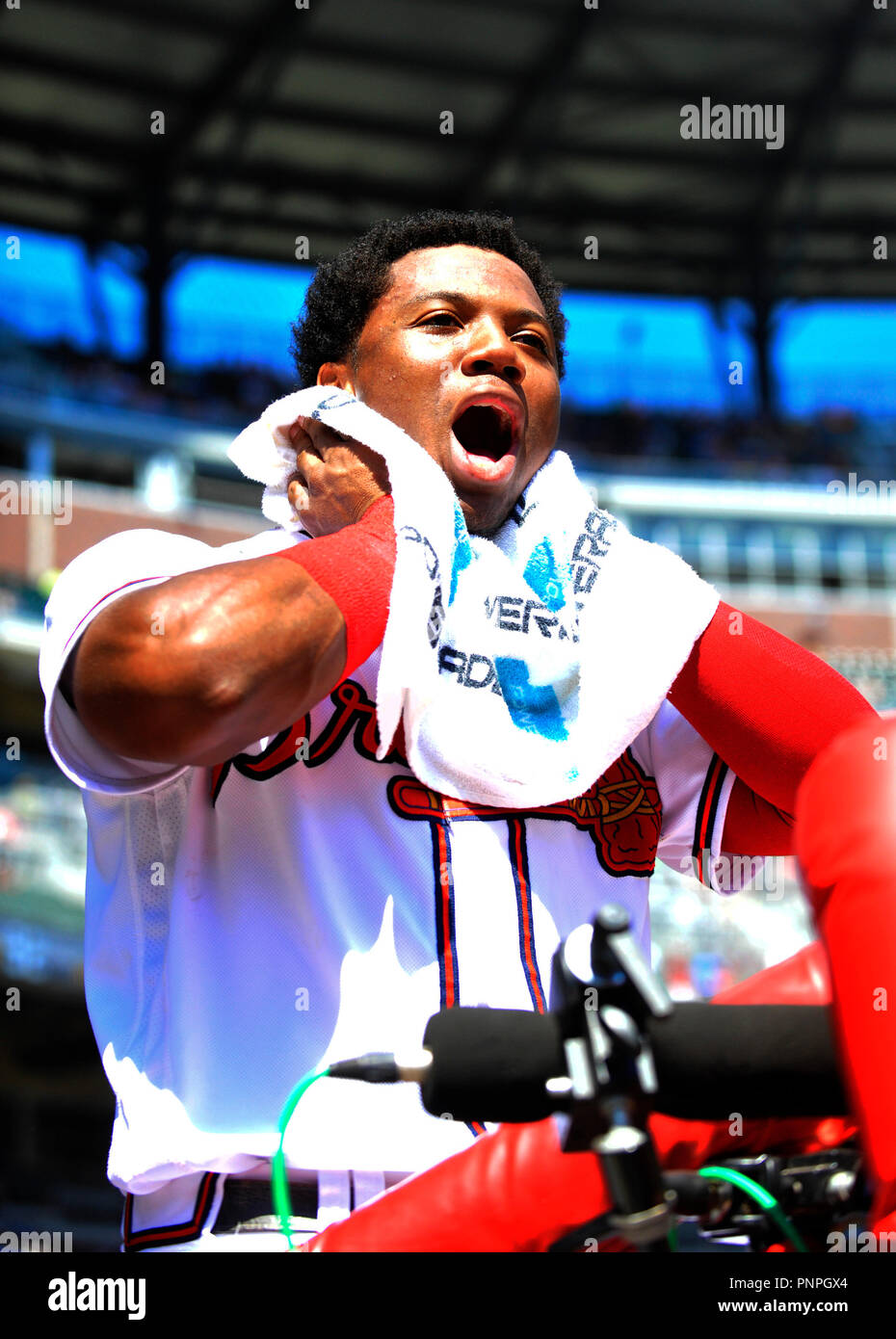 Atlanta, GA, USA. 15 Sep, 2018. Le voltigeur des Atlanta Braves Ronald Acuna Jr. célèbre après avoir marqué lors de la cinquième manche d'un MLB match contre les Cardinals de Saint-Louis au Sun Trust Park à Atlanta, GA. Atlanta a gagné 7-3. McAfee Austin/CSM/Alamy Live News Banque D'Images