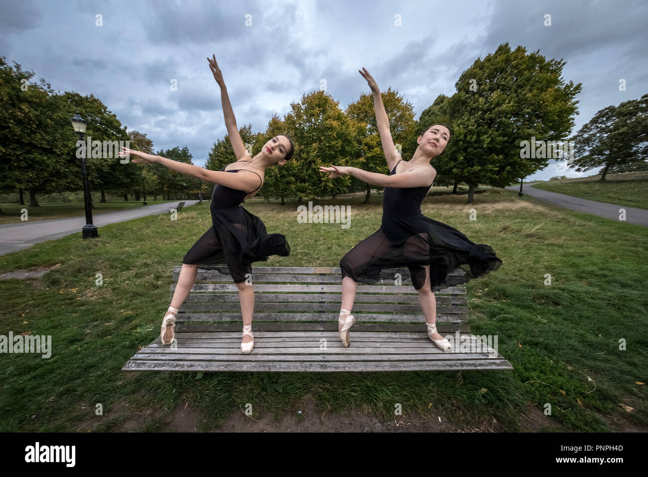 Londres, Royaume-Uni. 22 Septembre, 2018. Danseurs de Ballet Company de sémaphore effectuer sur Primrose Hill le dernier jour de l'été avant l'équinoxe d'automne. (L-R) Rebecca Olarescu et Natsuki Uemura. Crédit : Guy Josse/Alamy Live News Banque D'Images