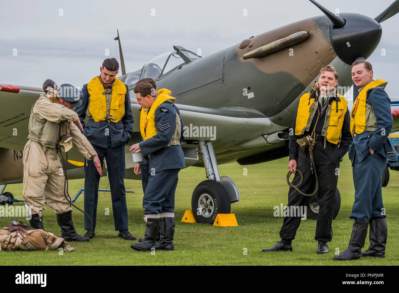 Duxford, UK. 22 sept 2018. De reconstitution historique dans l'uniforme de la Seconde Guerre mondiale sur la ligne de vol avec les Spitfires et Hurricanes - La bataille d'Angleterre de Duxford Air Show est un finale pour le centenaire de la Royal Air Force (RAF) à la célébration de 100 ans d'histoire de la RAF et une vision de la capacité d'avenir. Crédit : Guy Bell/Alamy Live News Banque D'Images