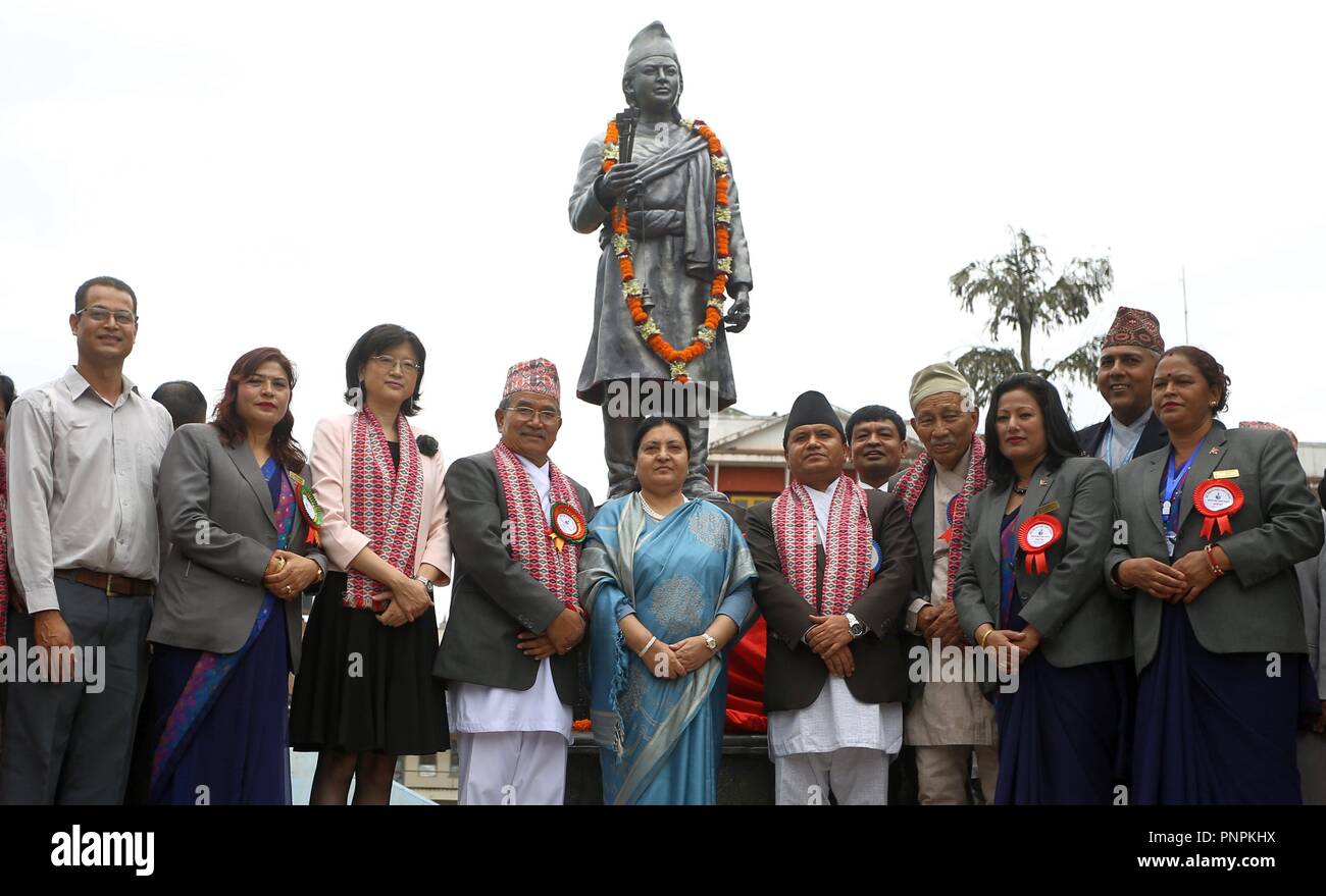 (180922) -- LALITPUR, 22 Septembre, 2018 (Xinhua) -- Le président du Népal Bidhya Devi Bhandari (C) et l'Ambassadeur de Chine au Népal Yu Hong (3L) Prendre photo de groupe après le dévoilement de la statue du célèbre artiste népalais Arniko à Kathmandu, Népal, le 22 septembre, 2018. La statue du célèbre artiste népalais Arniko, qui est également connu comme un héros national, a été dévoilé ici le samedi. (Xinhua/Sunil Sharma)(dh) Banque D'Images