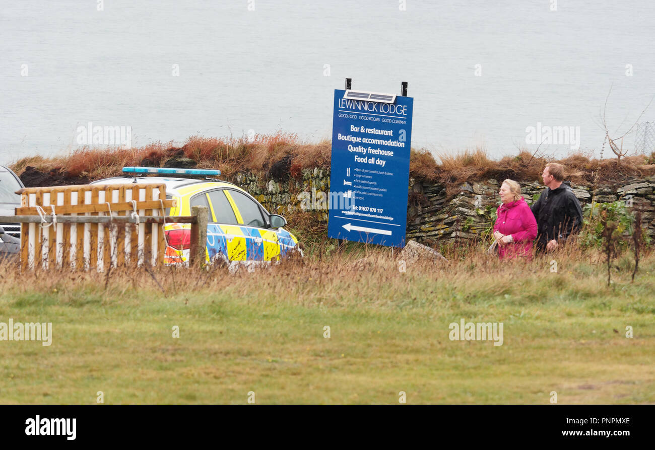 Baie de Fistral, UK. 22 septembre 2018. Un cadavre a été retrouvé au pied de falaises abruptes au Lewinnick cove beauty spot Newquay cet après-midi.une réponse de l'agence y compris hélicoptère des garde-côtes garde-côtes de Newquay et bénévoles ont pris part à l'opération difficile. Une équipe de sauveteur plage de fistral y compris un scooter s'est avéré être le seul moyen d'accéder à l'organisme qui a été transporté à Newquay harbor par les canotiers sur le bateau de pêche côtière, Gladys Mildred Crédit : Robert Taylor/Alamy Live News Banque D'Images