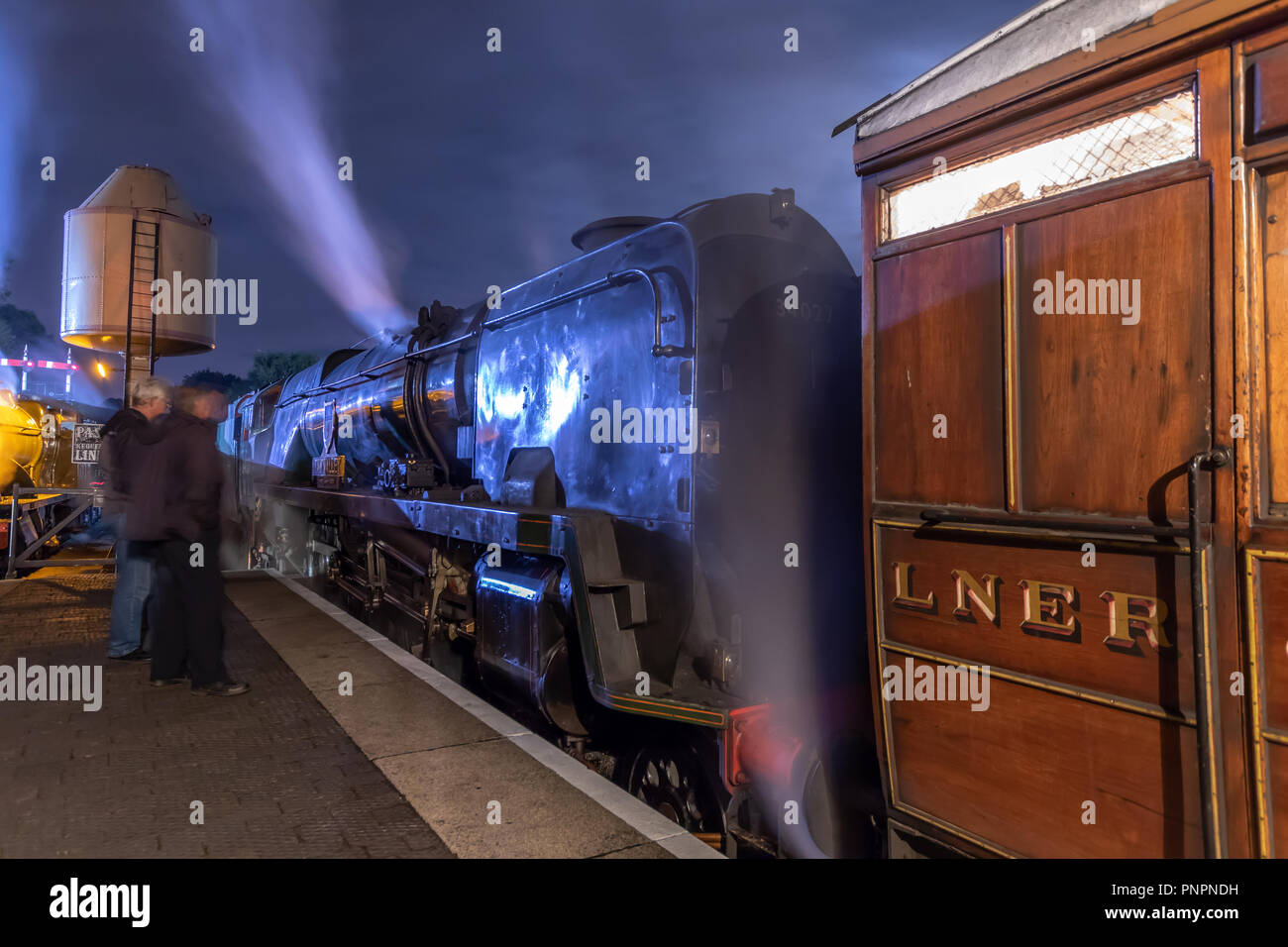 Bewdley, UK. 22 Septembre, 2018. La première de deux soirées de par la nuit d'exécution sur la Severn Valley Railway preservation ligne. La seule ligne de préservation du Royaume-Uni non fonction d'arrêter l'exécution de locomtives à vapeur pour trois jours et deux nuits dans le cadre de son gala annuel de l'automne offre aux passagers et visiteurs une chance de vivre une époque révolue de la vapeur après la tombée de la nuit. Dans cette vue, TAW Valley, 34027, une catégorie de personnes de pays de l'Ouest SR 4-6-2 locomotive 'Pacific' attend à Bewdley gare Crédit : Paul Botte/Alamy Live News Banque D'Images