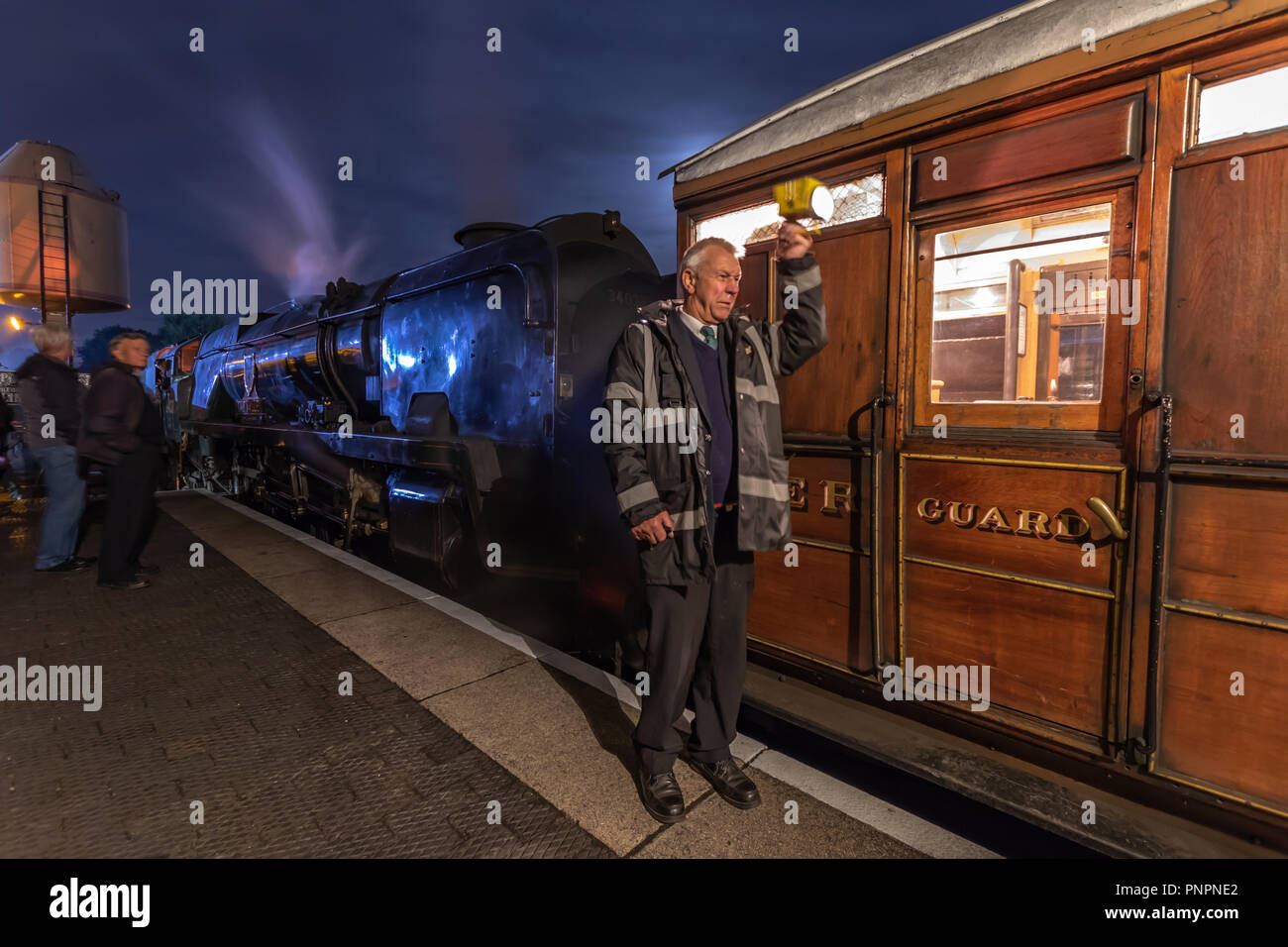 Bewdley, UK. 22 Septembre, 2018. La première de deux soirées de par la nuit d'exécution sur la Severn Valley Railway preservation ligne. La seule ligne de préservation du Royaume-Uni non fonction d'arrêter l'exécution de locomtives à vapeur pour trois jours et deux nuits dans le cadre de son gala annuel de l'automne offre aux passagers et visiteurs une chance de vivre une époque révolue de la vapeur après la tombée de la nuit. Dans cette vue, TAW Valley, 34027, une catégorie de personnes de pays de l'Ouest SR 4-6-2 locomotive 'Pacific' attend à Bewdley gare Crédit : Paul Botte/Alamy Live News Banque D'Images