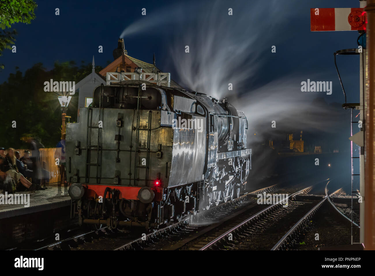 Un mélange de Moonlight et projecteur LED produit une image et de l'atmosphère surréaliste de locomotive vapeur 34027, Taw Valley capturé en attendant le signal de passer par un moteur de Bewdley. L'écart des voitures cette catégorie de personnes de pays de l'Ouest 'Pacific' est en attente d'entrer dans des voies de garage à la fin de nuit s'exécutant sur la Severn Valley Railway preservation ligne. La seule ligne de préservation du Royaume-Uni non fonction d'arrêter l'exécution de locomotives à vapeur pour trois jours et deux nuits dans le cadre de son gala annuel de l'automne offre aux passagers et visiteurs une chance de vivre une époque révolue de la vapeur après la tombée de la nuit. Banque D'Images