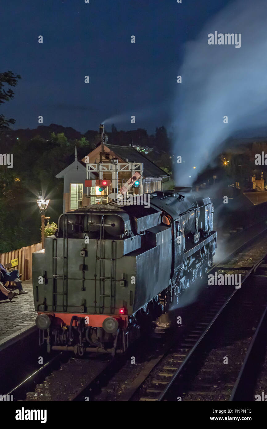 Un mélange de Moonlight et projecteur LED produit une image et de l'atmosphère surréaliste de locomotive vapeur 34027, Taw Valley capturé en attendant le signal de passer par un moteur de Bewdley. L'écart des voitures cette catégorie de personnes de pays de l'Ouest 'Pacific' est en attente d'entrer dans des voies de garage à la fin de nuit s'exécutant sur la Severn Valley Railway preservation ligne. La seule ligne de préservation du Royaume-Uni non fonction d'arrêter l'exécution de locomotives à vapeur pour trois jours et deux nuits dans le cadre de son gala annuel de l'automne offre aux passagers et visiteurs une chance de vivre une époque révolue de la vapeur après la tombée de la nuit. Banque D'Images