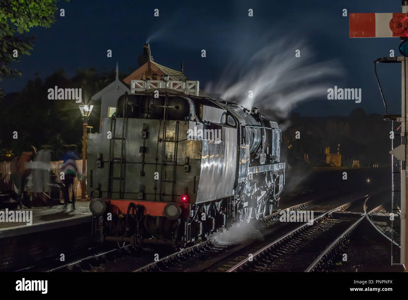 Un mélange de Moonlight et projecteur LED produit une image et de l'atmosphère surréaliste de locomotive vapeur 34027, Taw Valley capturé en attendant le signal de passer par un moteur de Bewdley. L'écart des voitures cette catégorie de personnes de pays de l'Ouest 'Pacific' est en attente d'entrer dans des voies de garage à la fin de nuit s'exécutant sur la Severn Valley Railway preservation ligne. La seule ligne de préservation du Royaume-Uni non fonction d'arrêter l'exécution de locomotives à vapeur pour trois jours et deux nuits dans le cadre de son gala annuel de l'automne offre aux passagers et visiteurs une chance de vivre une époque révolue de la vapeur après la tombée de la nuit. Banque D'Images