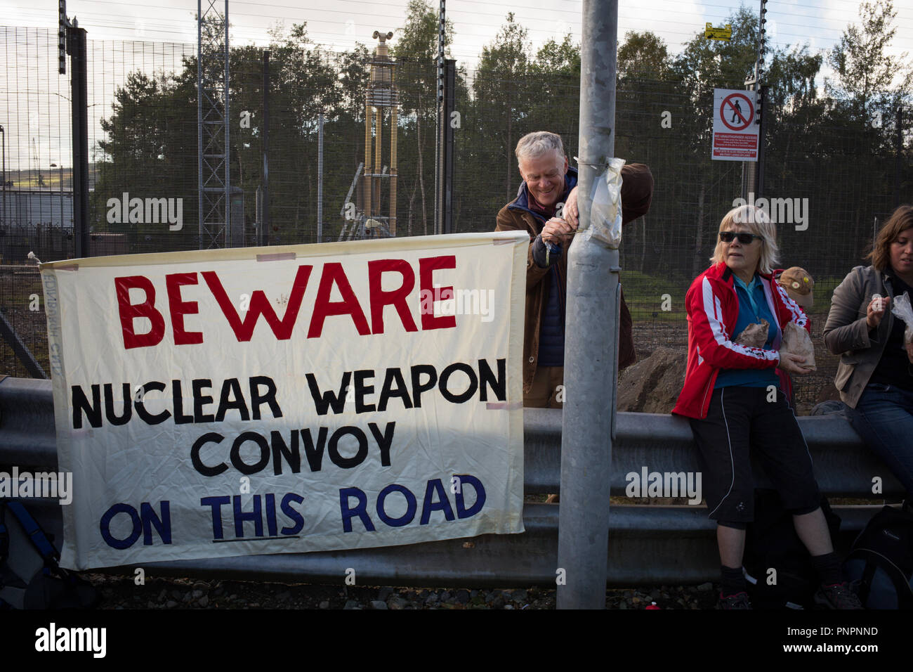 Faslane, en Écosse, le 22 septembre 2018. 'L'EAN (pas) n'importe où Nukes anti-armes nucléaires' démonstration au camp de la paix et la marche à pied de Faslane pour un rassemblement à l'extérieur de la base navale de Clyde, HM accueil à l'essentiel du service de sous-marins britanniques, pour protester contre des missiles nucléaires Trident. Le rassemblement a été suivi par des manifestants de la paix à travers le Royaume-Uni qui est venu "pour mettre en évidence la force de l'appui de nombreux États membres de l'ONU pour l'Ecosse, un pays qui accueille l'arme nucléaire contre son gré". Crédit Photo Jeremy Sutton-Hibbert/ Alamy News. Banque D'Images